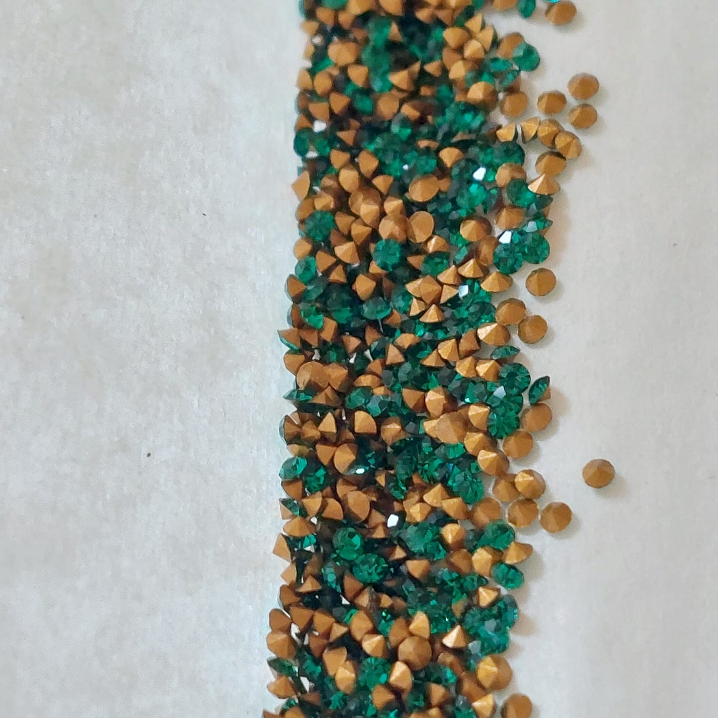 Swarovski® Chaton Vintage Emerald Gold Foiled PP5
