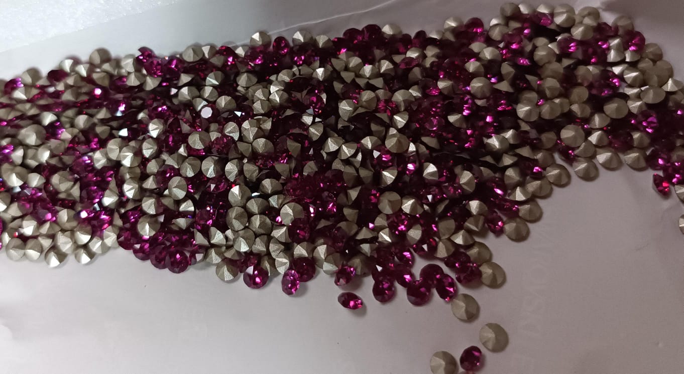 Swarovski® Chaton Vintage Fuchsia Silver Foiled PP32