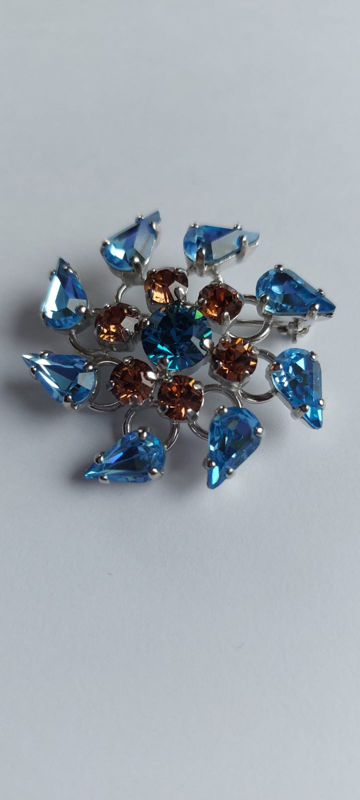 8022 Vintage Broschen Motiv mit Swarovski Kristallen 35mm