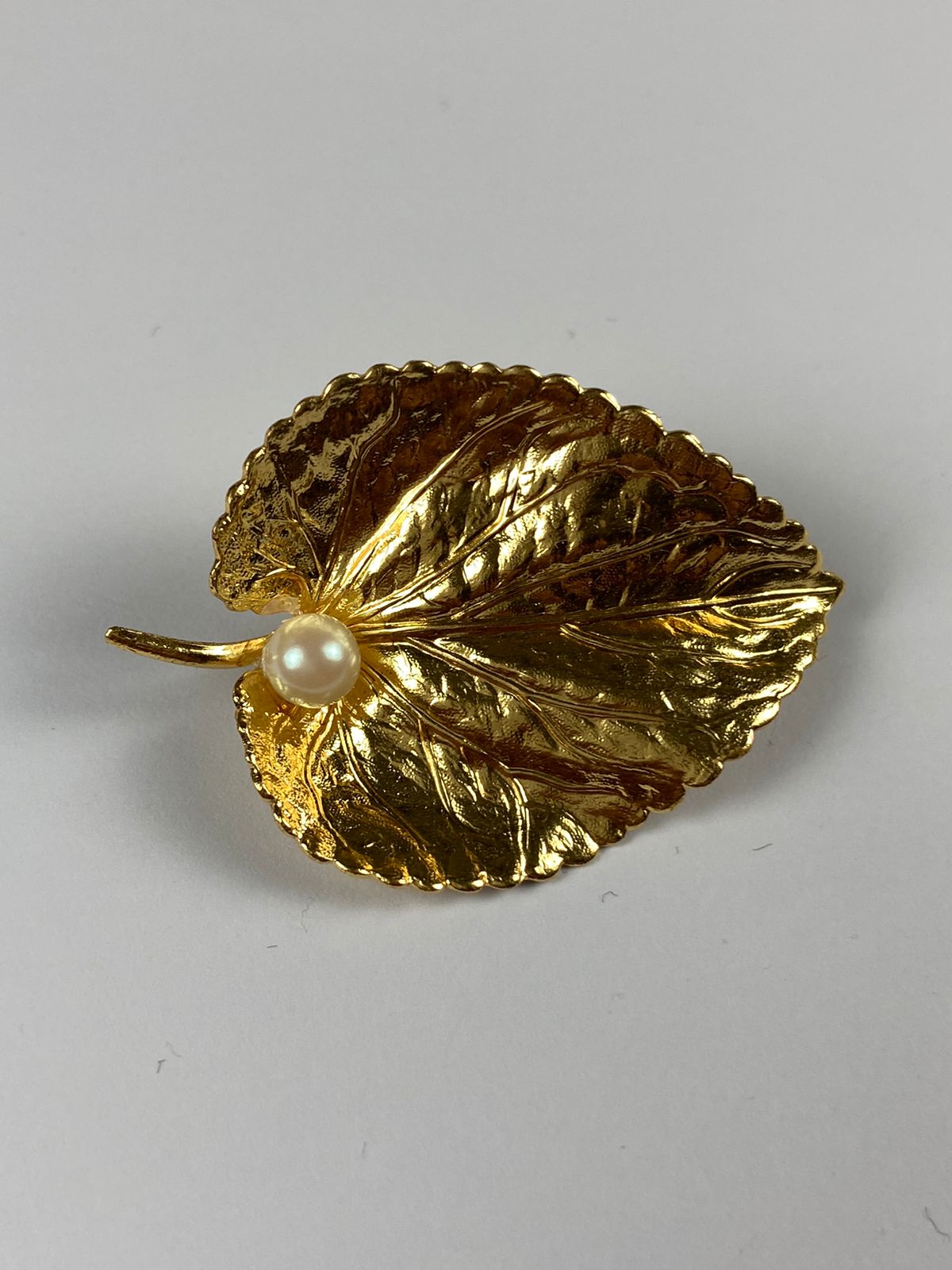 8157 Vintage Brosche mit Swarovski Perlen 47,5x32mm