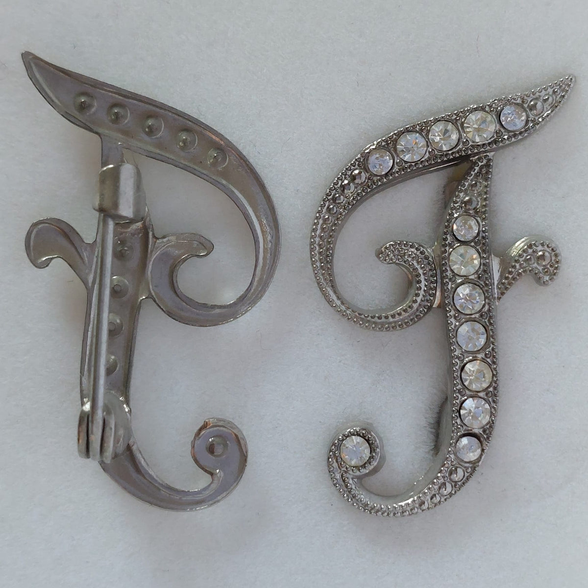8043 Vintage-Buchstabe "F" Brosche mit Swarovski-Kristallen 30x20mm