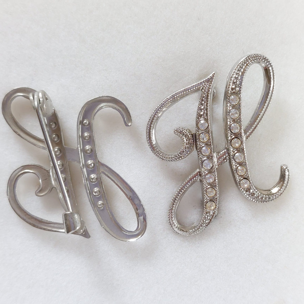 8041 Vintage-Buchstabe "H" Brosche mit Swarovski-Kristallen 30x20mm