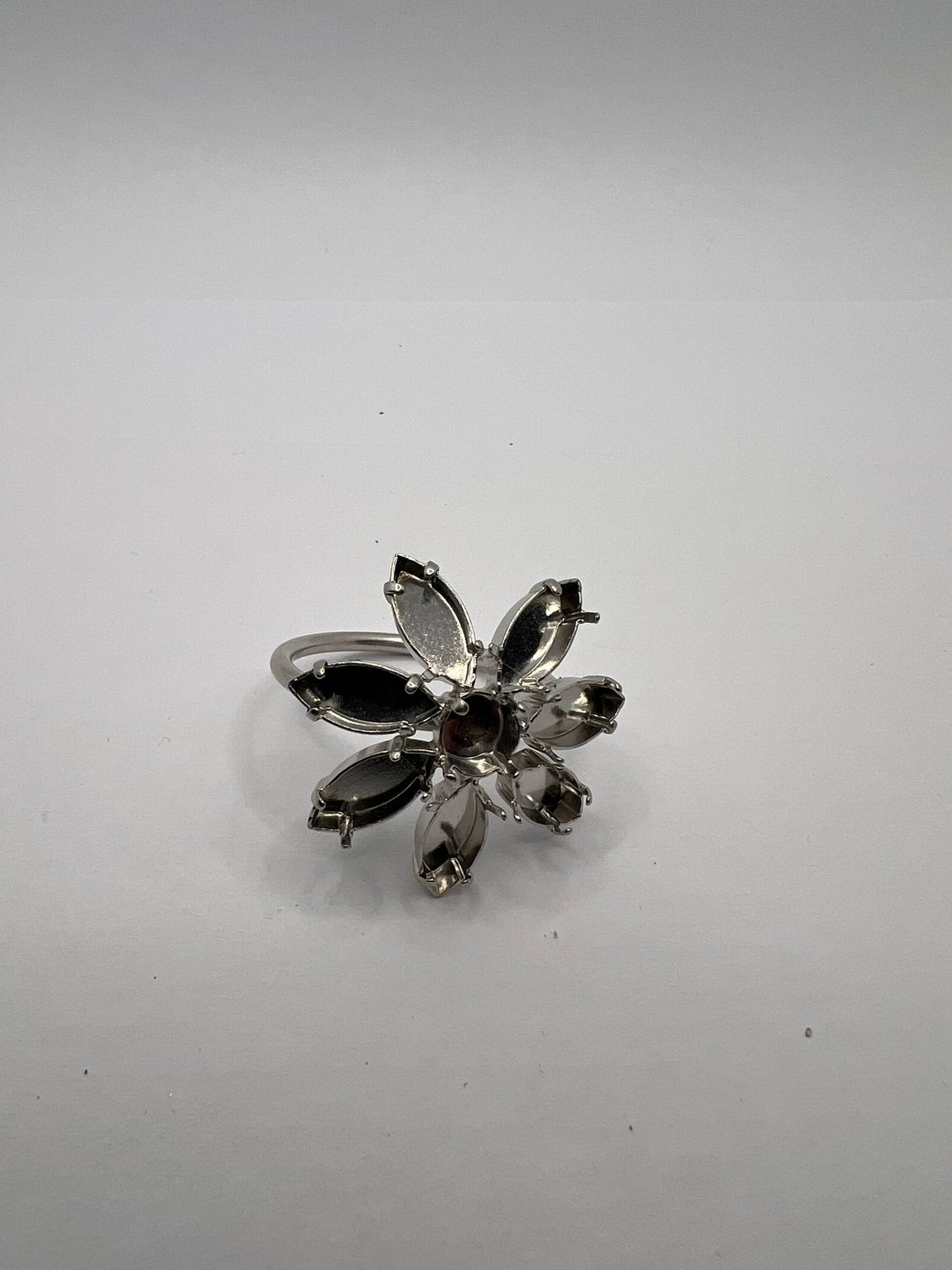 2496 Vintage leerer Rhodium Schalschnalle zum Befüllen mit Ceralun oder Swarovski Kristallen 30mm