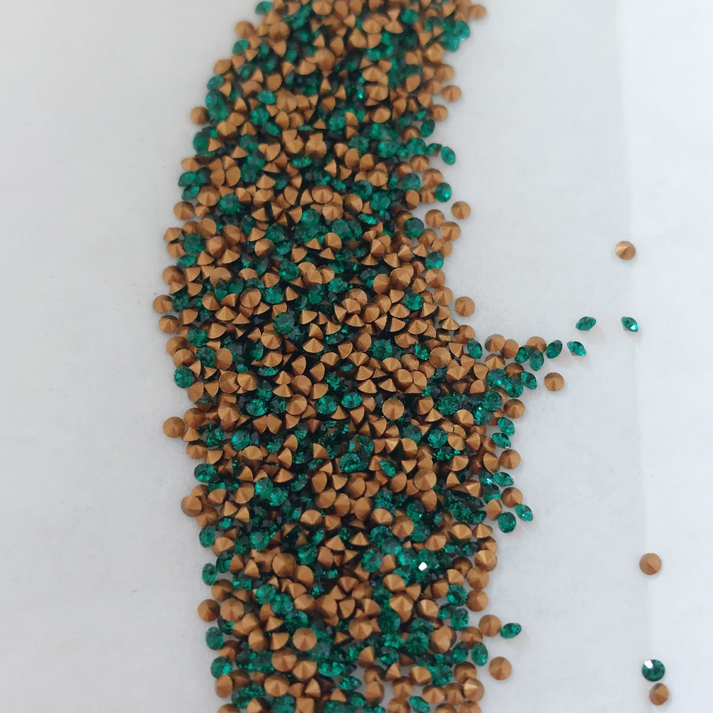 Swarovski® Chaton Vintage Emerald Gold Foiled PP10