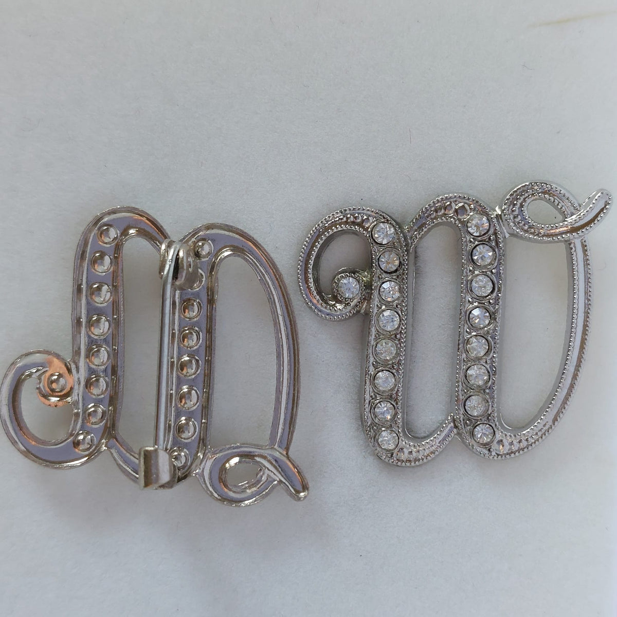 8044 Vintage-Buchstabe "W" Brosche mit Swarovski-Kristallen 25mm