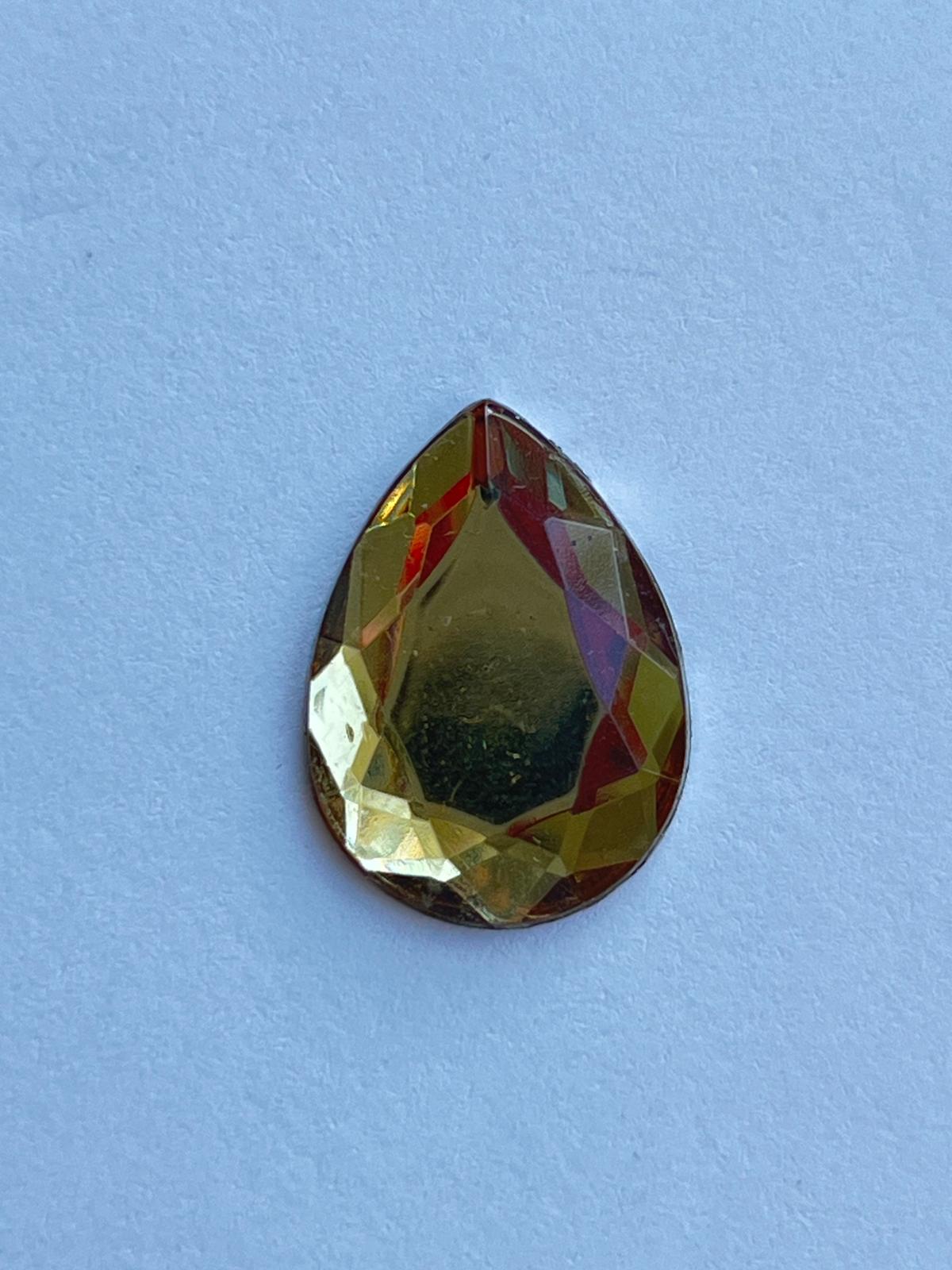 1047 Vintage Kunststoff Tropfen Crystal Cut 12mm