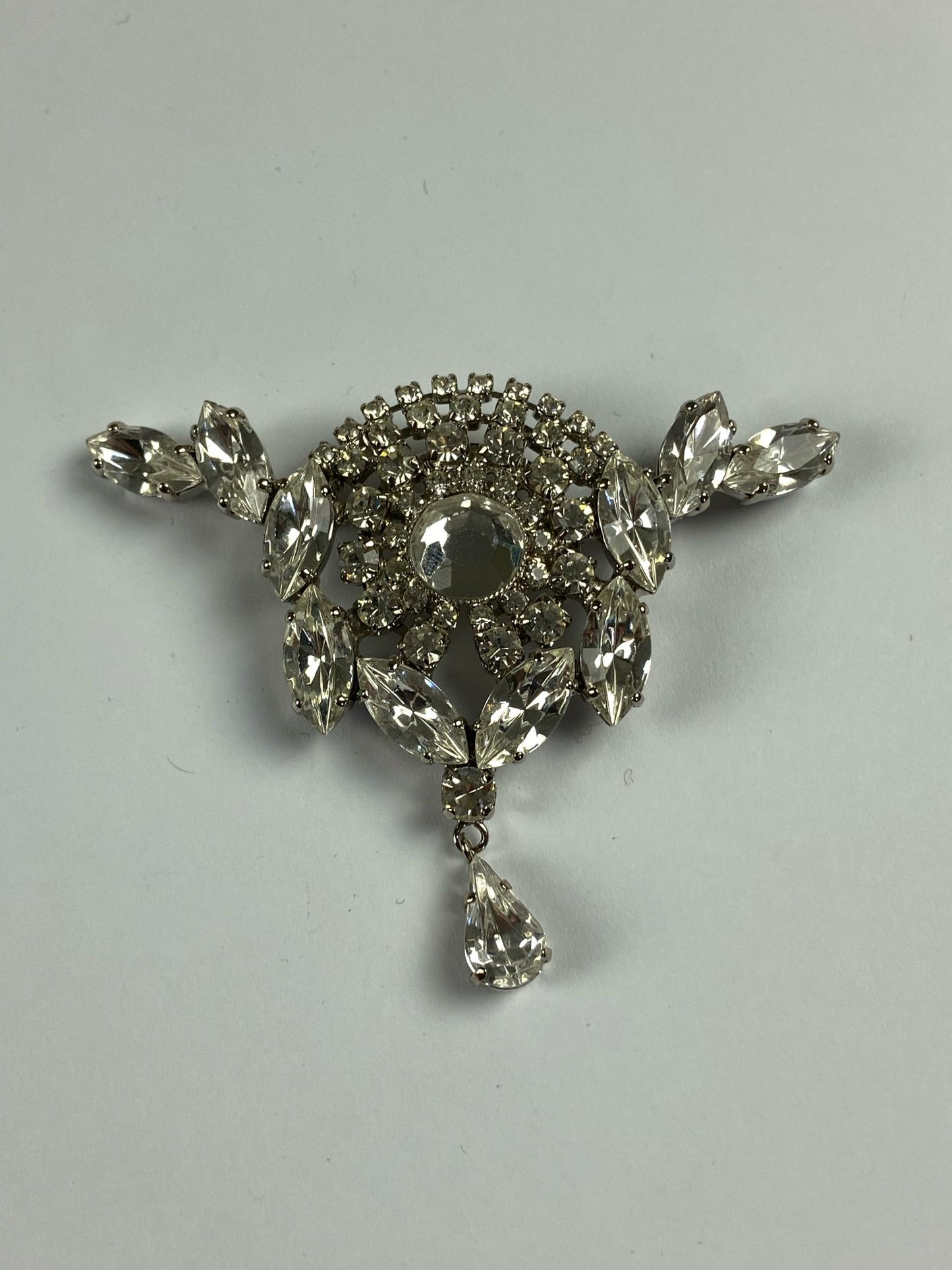 8761 Vintage Swarovski Kristallen Brosche 77mm