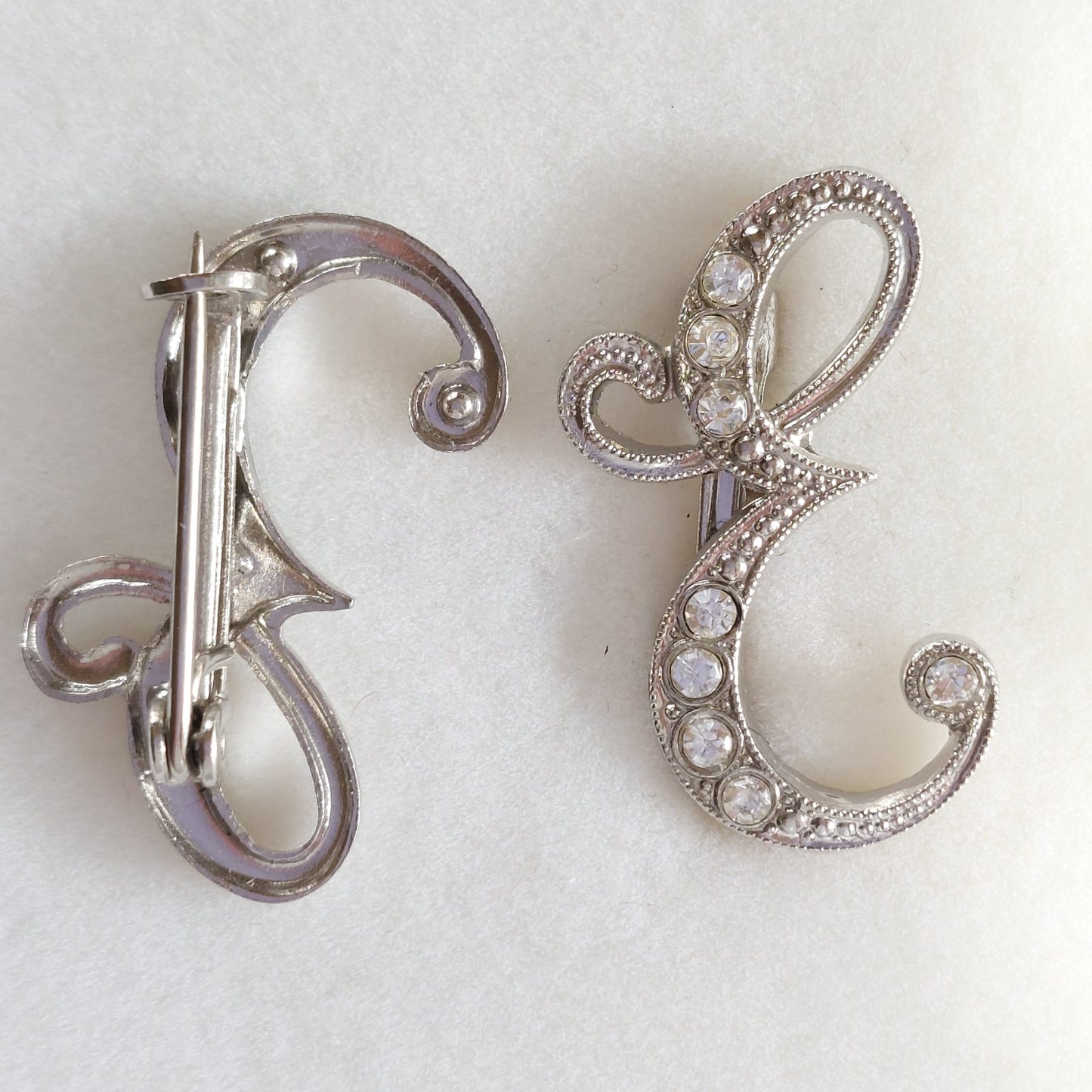 8034 Vintage-Buchstabe "E" Brosche mit Swarovski-Kristallen 25x15mm