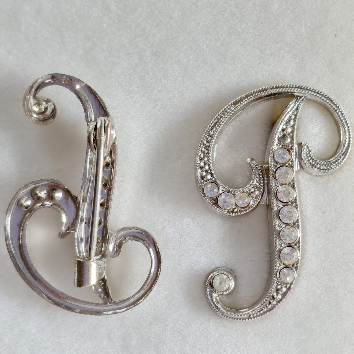8035 Vintage-Buchstabe "P" Brosche mit Swarovski-Kristallen 30x20mm