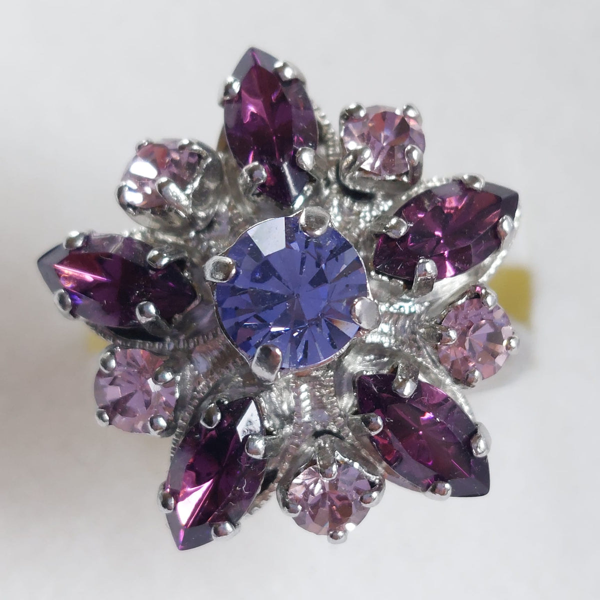 9851 Vintage Ring made with Swarovski Kristallen 30x20mm