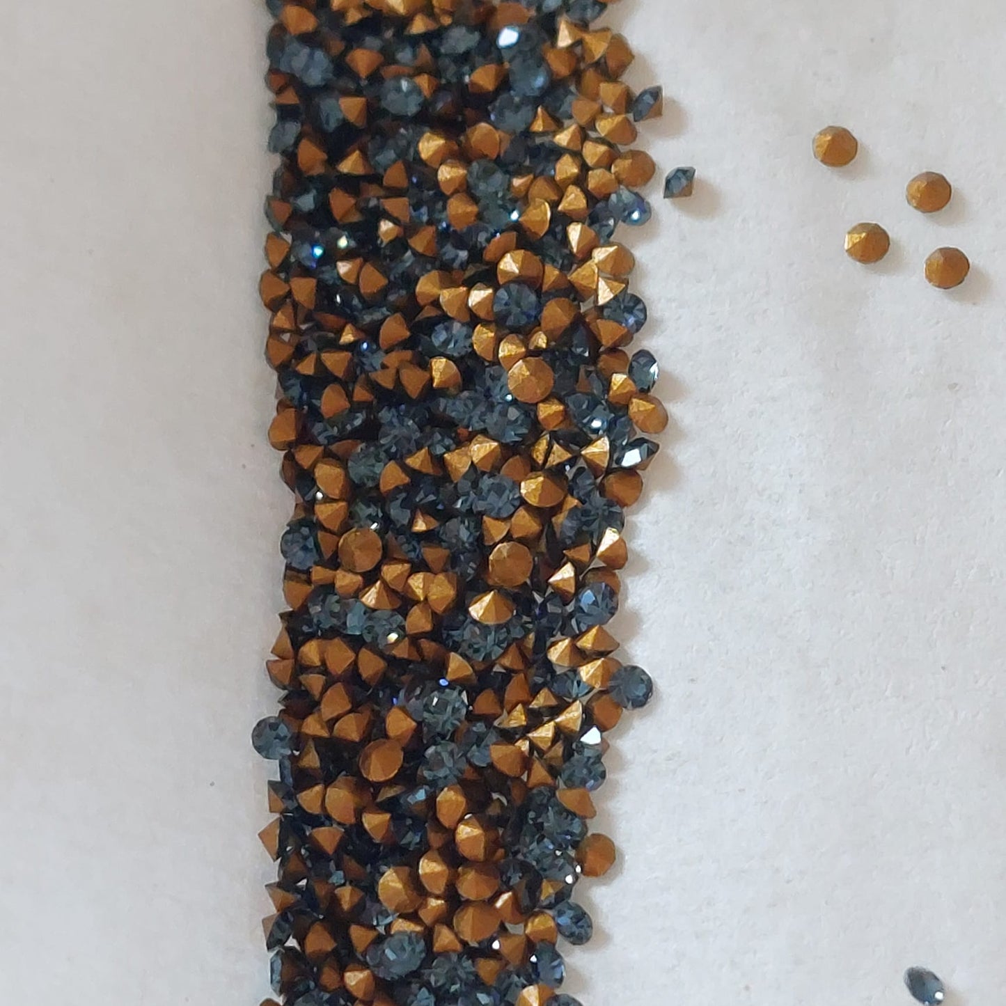 Swarovski® Chaton Vintage Montana Gold Foiled PP4