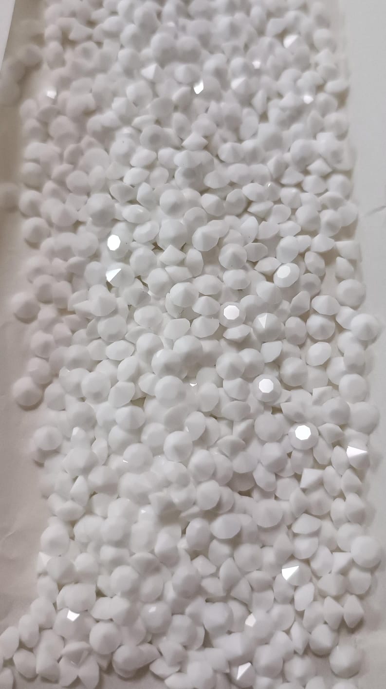 Swarovski® Chaton Vintage Chalkwhite Unfoiled SS18