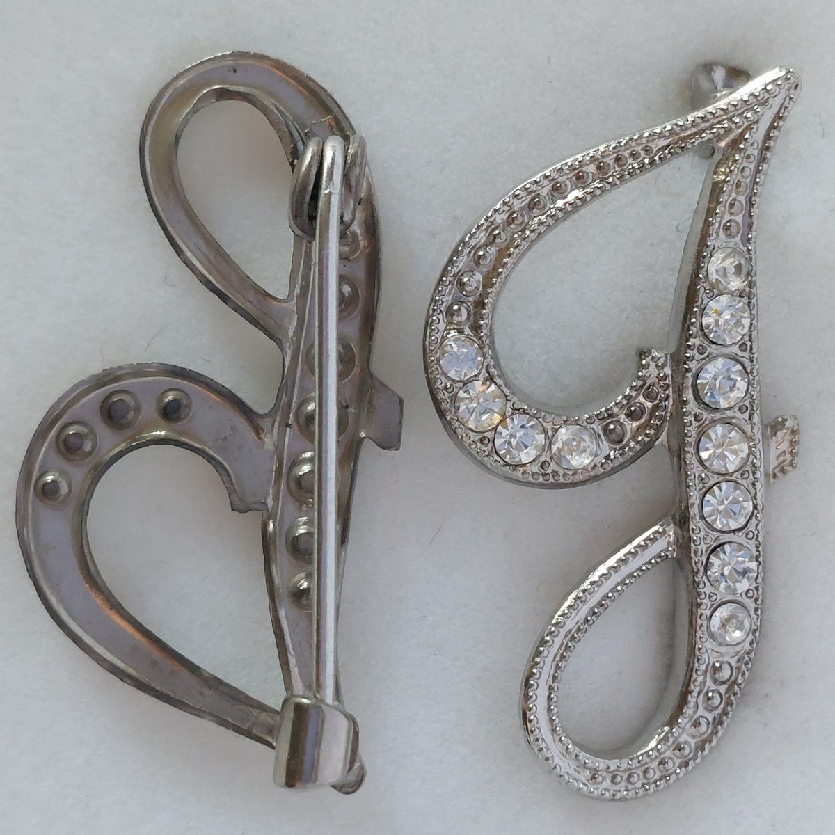 8047 Vintage-Buchstabe "J" Brosche mit Swarovski-Kristallen 30x15mm