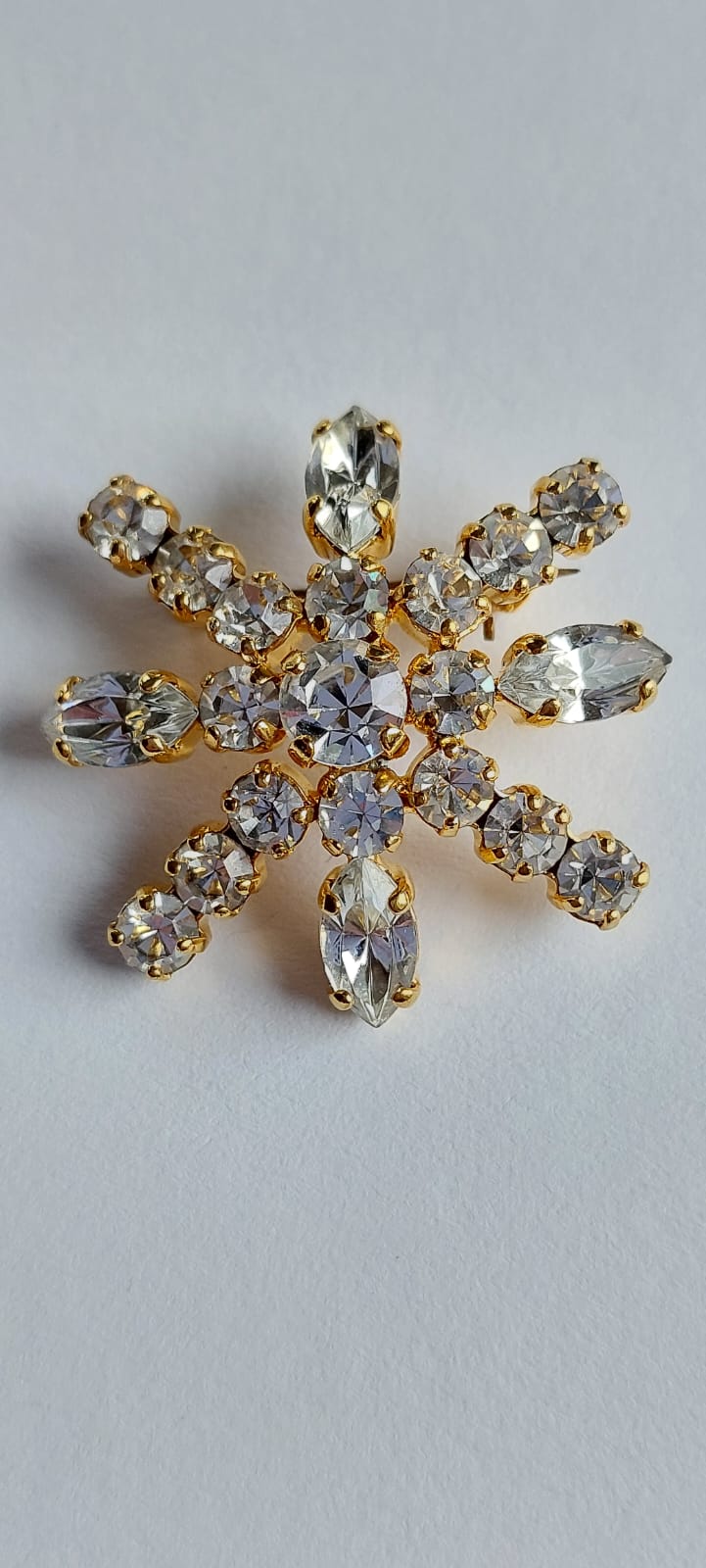 8971 Vintage Snowflake Brosche made with Swarovski Kristallen 30mm