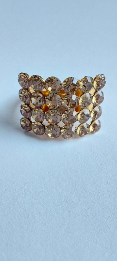 9945 Vintage Ring made with Swarovski Kristallen 25x16mm