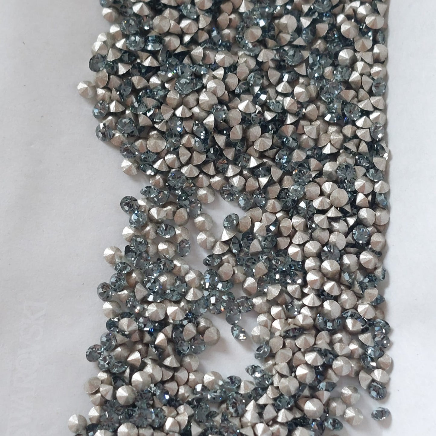 Swarovski® Chaton Indian Sapphire PP14