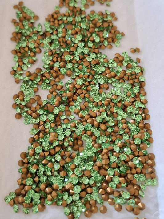 Swarovski® Chaton Vintage Peridot Gold Foiled PP24