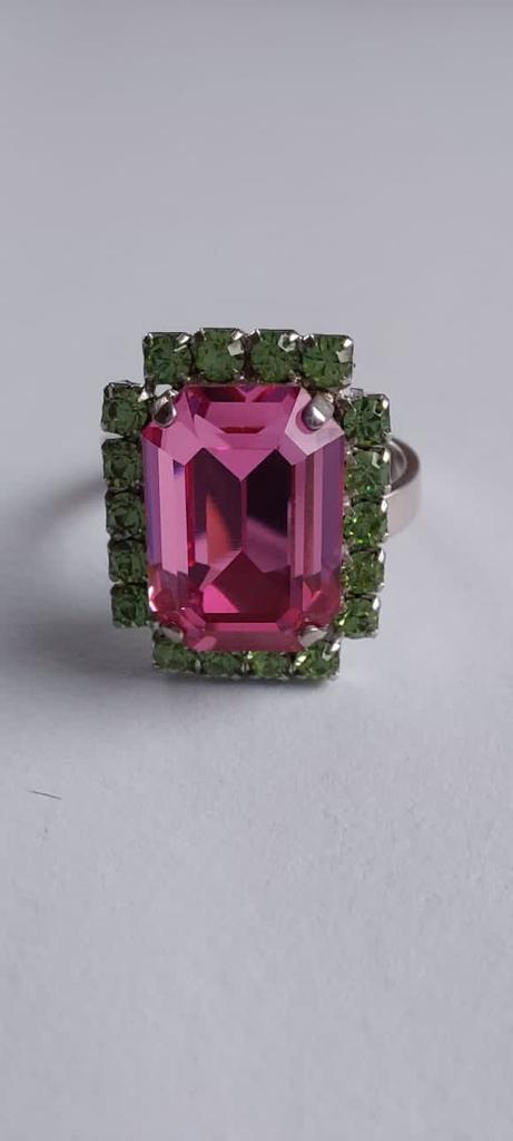 9981 Vintage Ring made with Swarovski Kristallen 20x10mm
