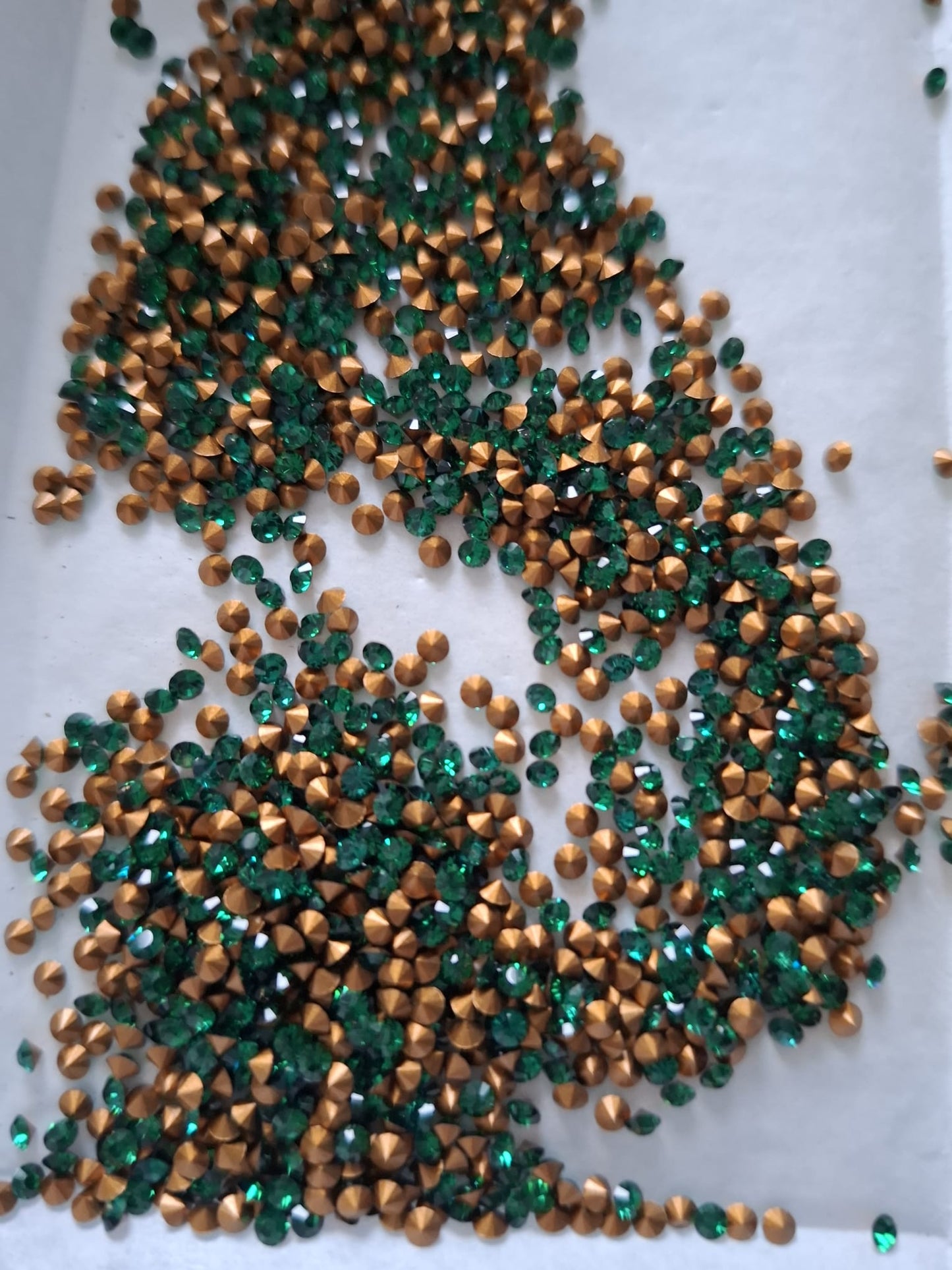 Swarovski® Chaton Vintage Emerald Gold Foiled PP17