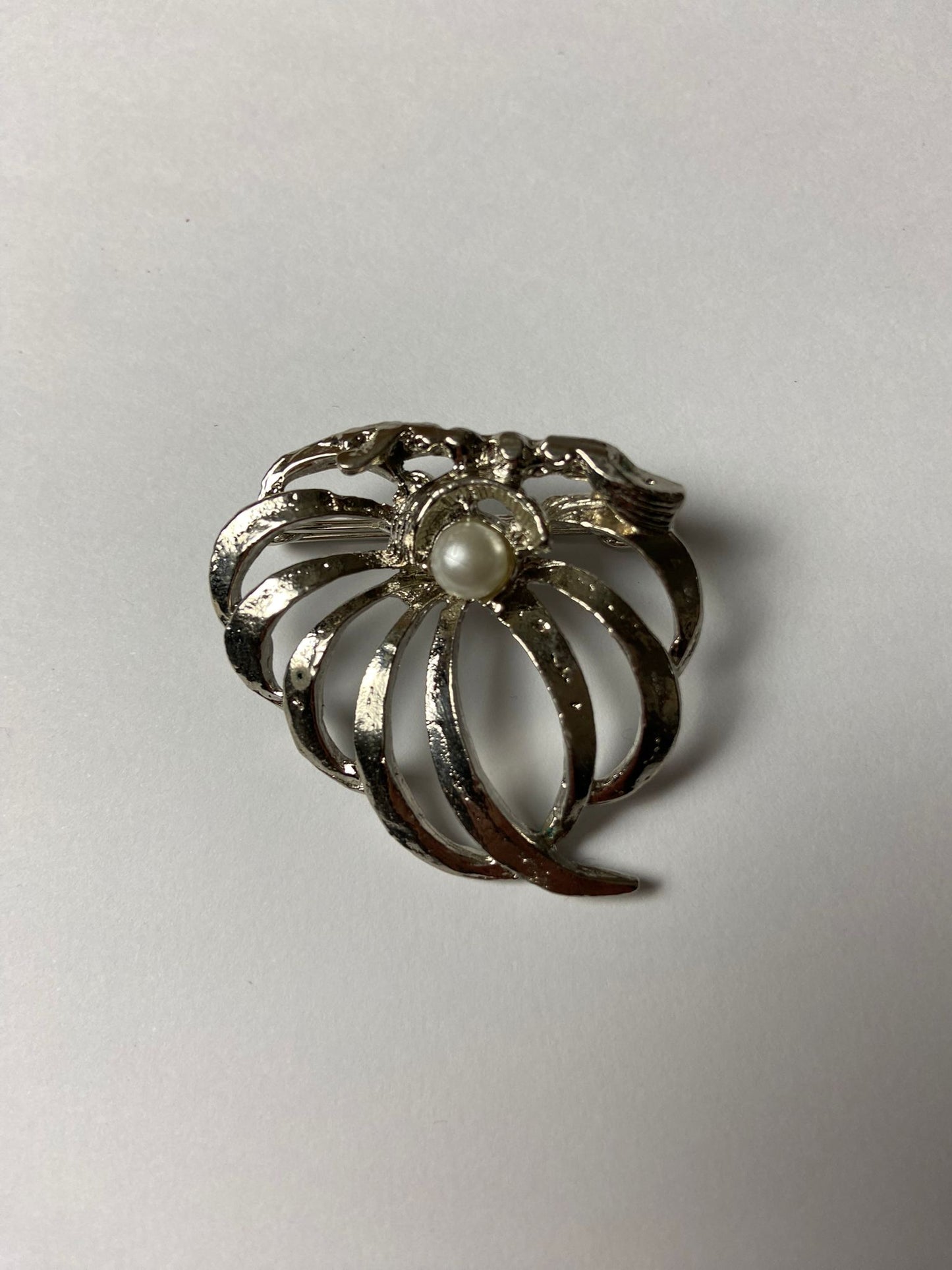 8107 Vintage Brosche mit Swarovski Perlen 40.2x35x7mm