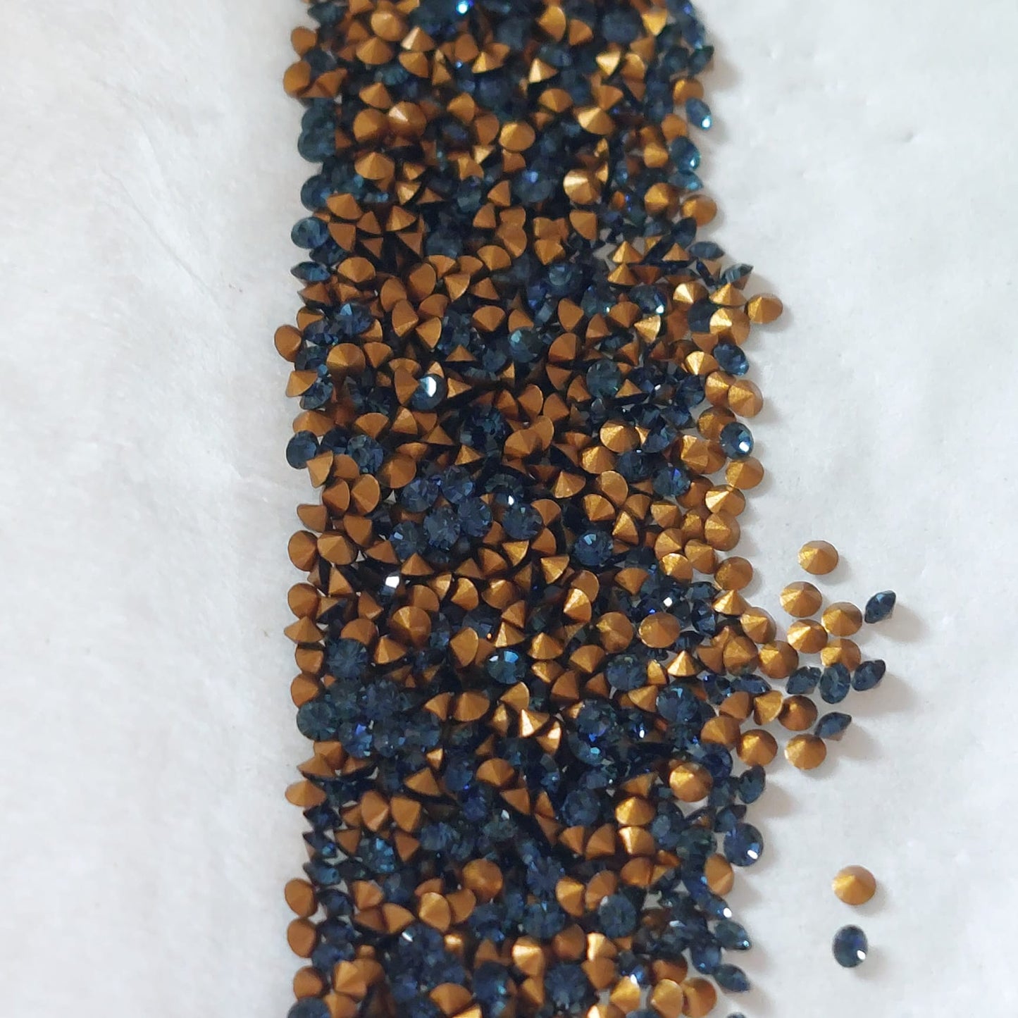 Swarovski® Chaton Vintage Montana Gold Foiled PP10