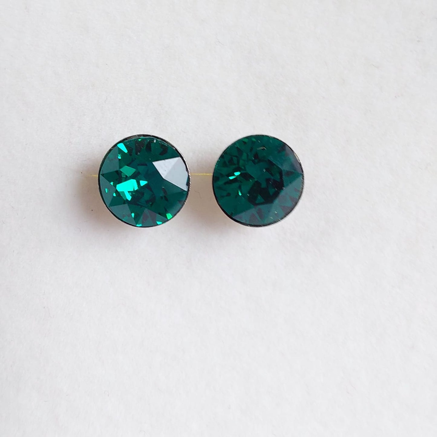 3647 Vintage Ohrringe mit Swarovski Kristallen 9mm