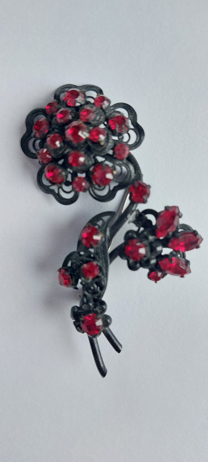 8976 Vintage Flower Brosche made with Swarovski Kristallen 65x40mm