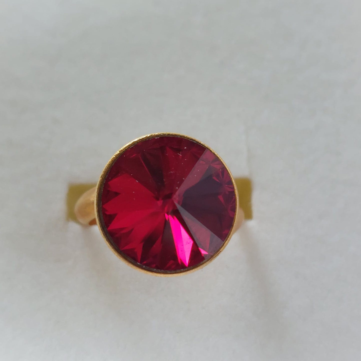 9813 Vintage Ring made with  Swarovski Kristallen 17mm