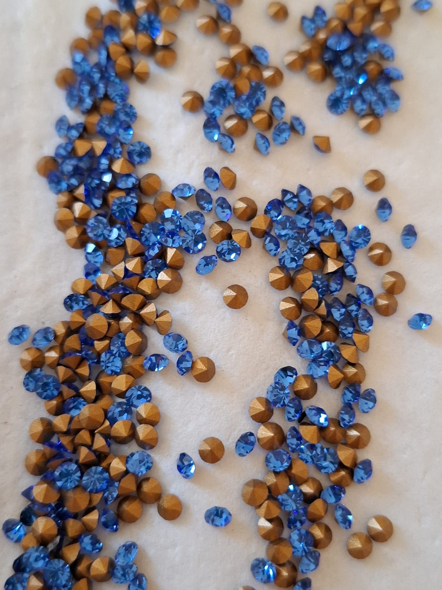 Swarovski® Chaton Vintage Sapphire Gold Foiled PP21