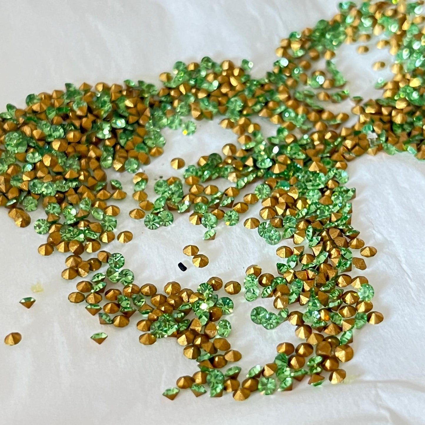 Swarovski® Chaton Vintage Peridot Gold Foiled PP13