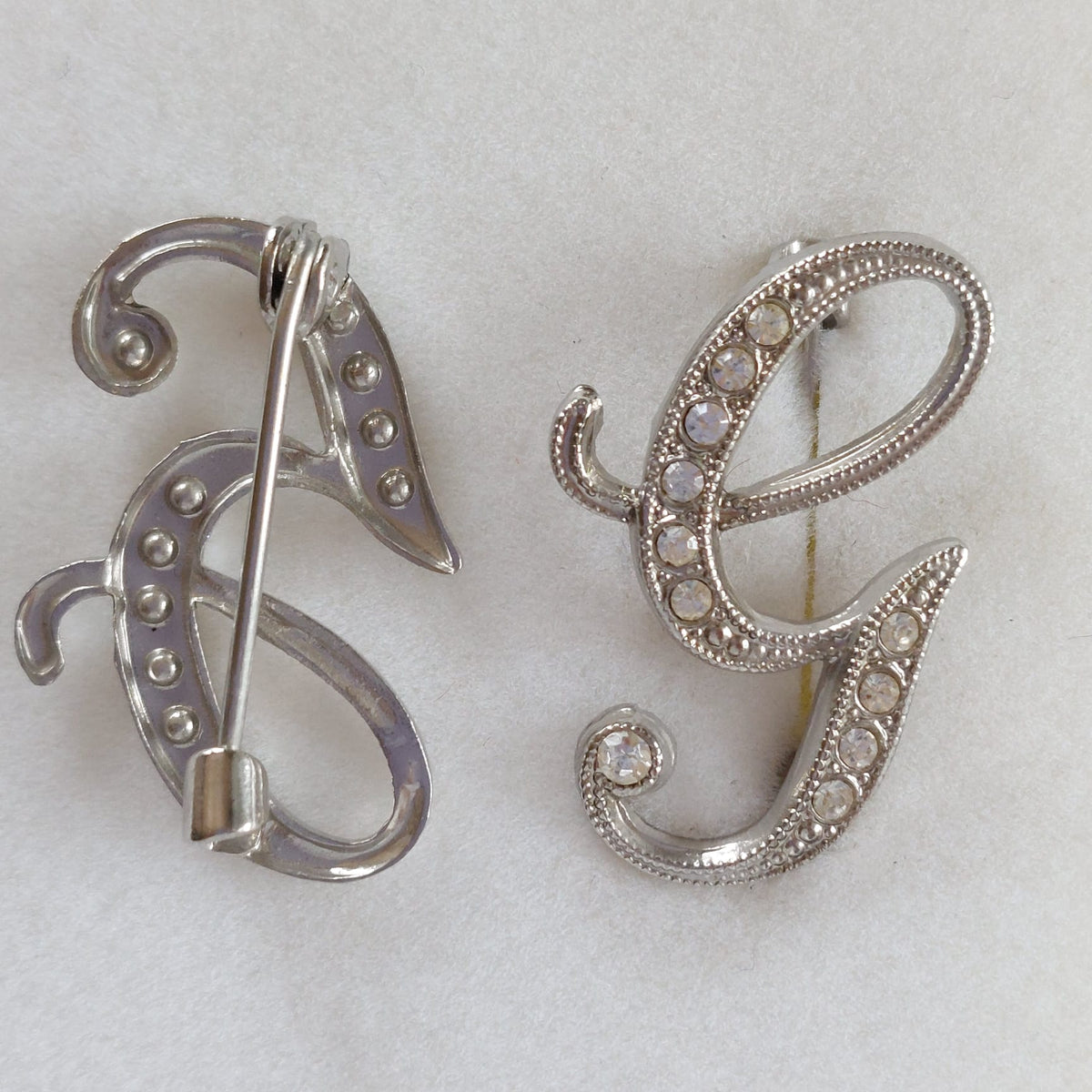 8039 Vintage-Buchstabe "G" Brosche mit Swarovski-Kristallen 25x15mm
