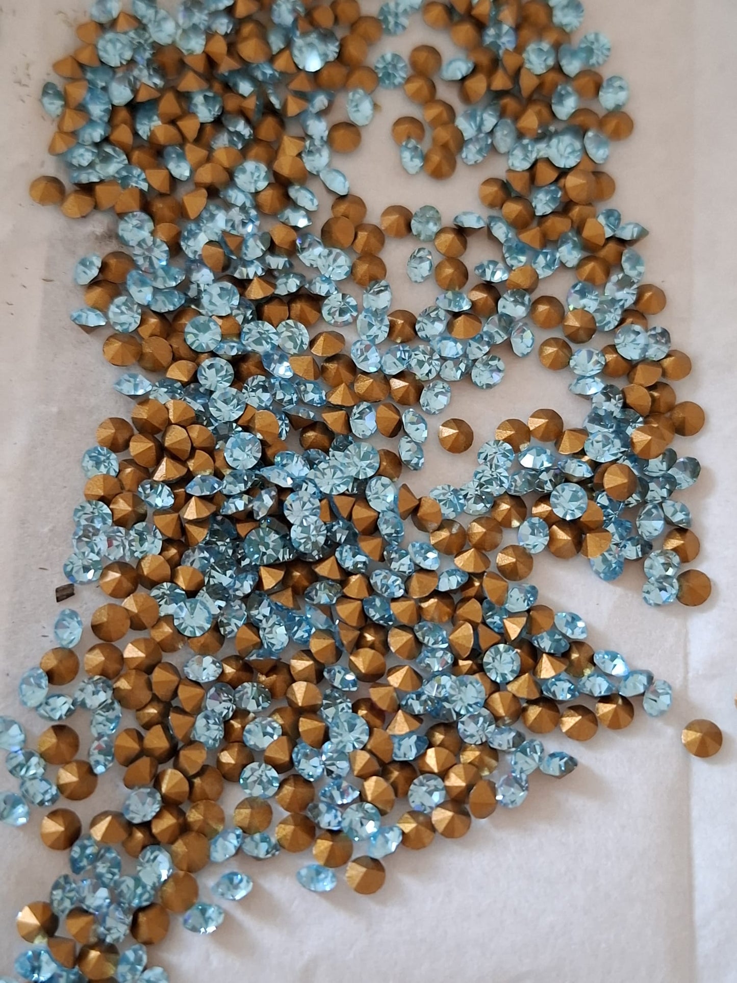 Swarovski® Chaton Vintage Aquamarine Gold Foiled PP24