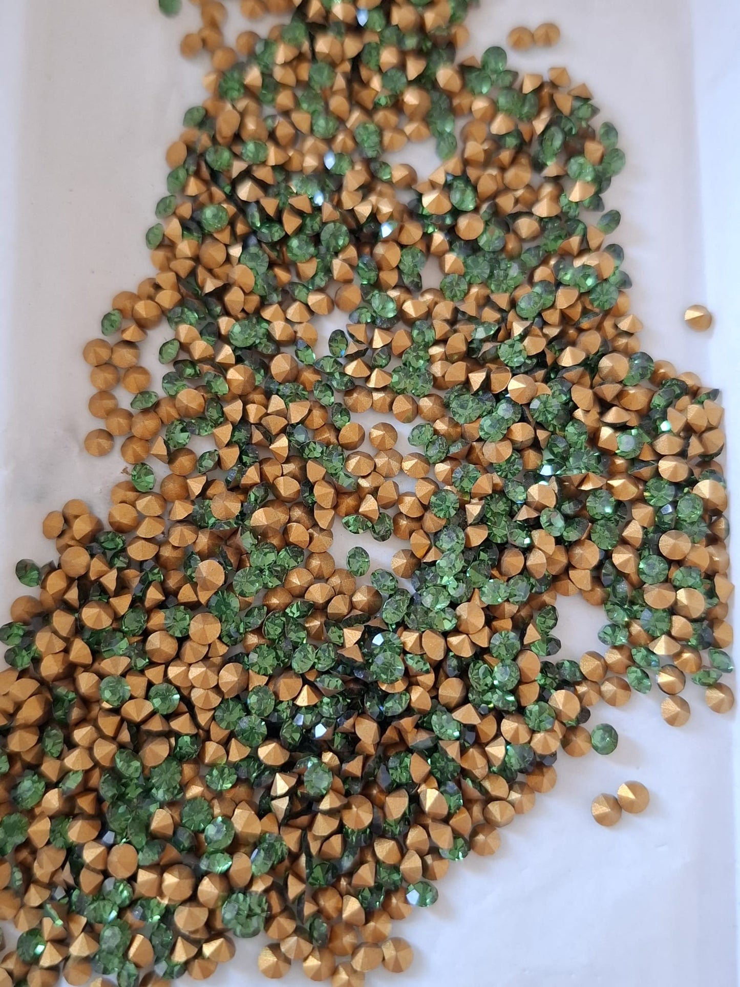 Swarovski® Chaton Vintage Green Turmaline Gold Foiled PP24