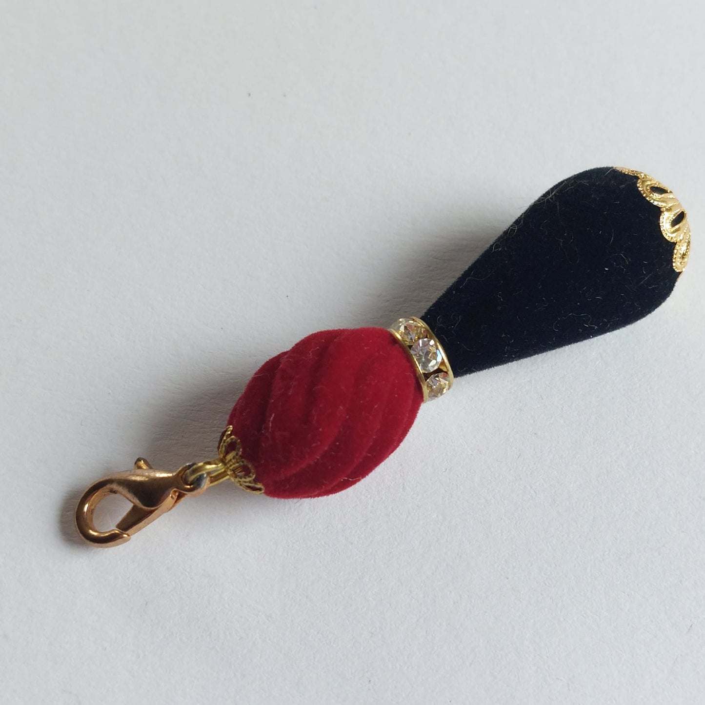 Samt Accessoire-Anhänger mit Swarovski Kristallen 70mm