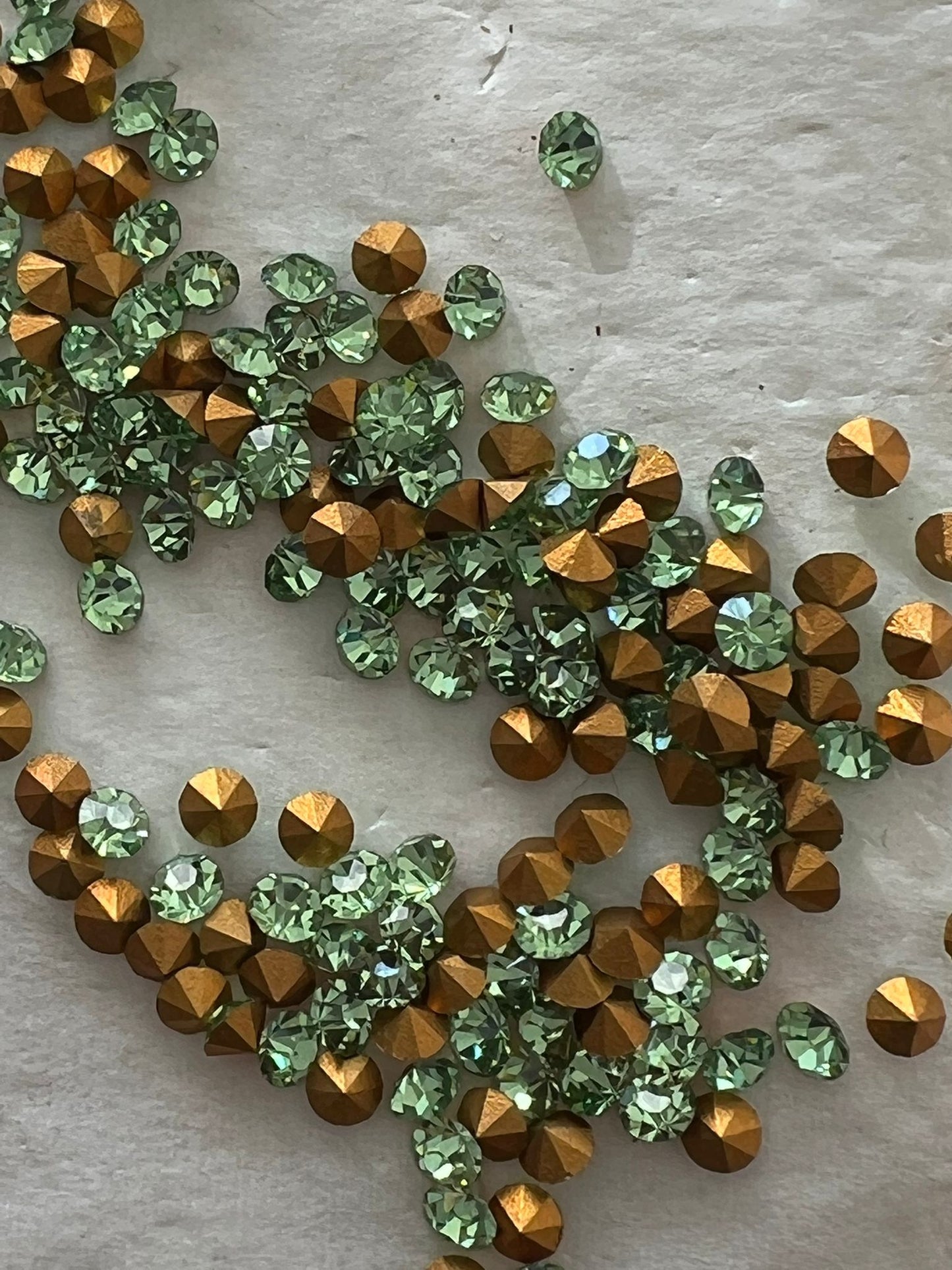 Swarovski® Chaton Vintage Peridot Gold Foiled PP24