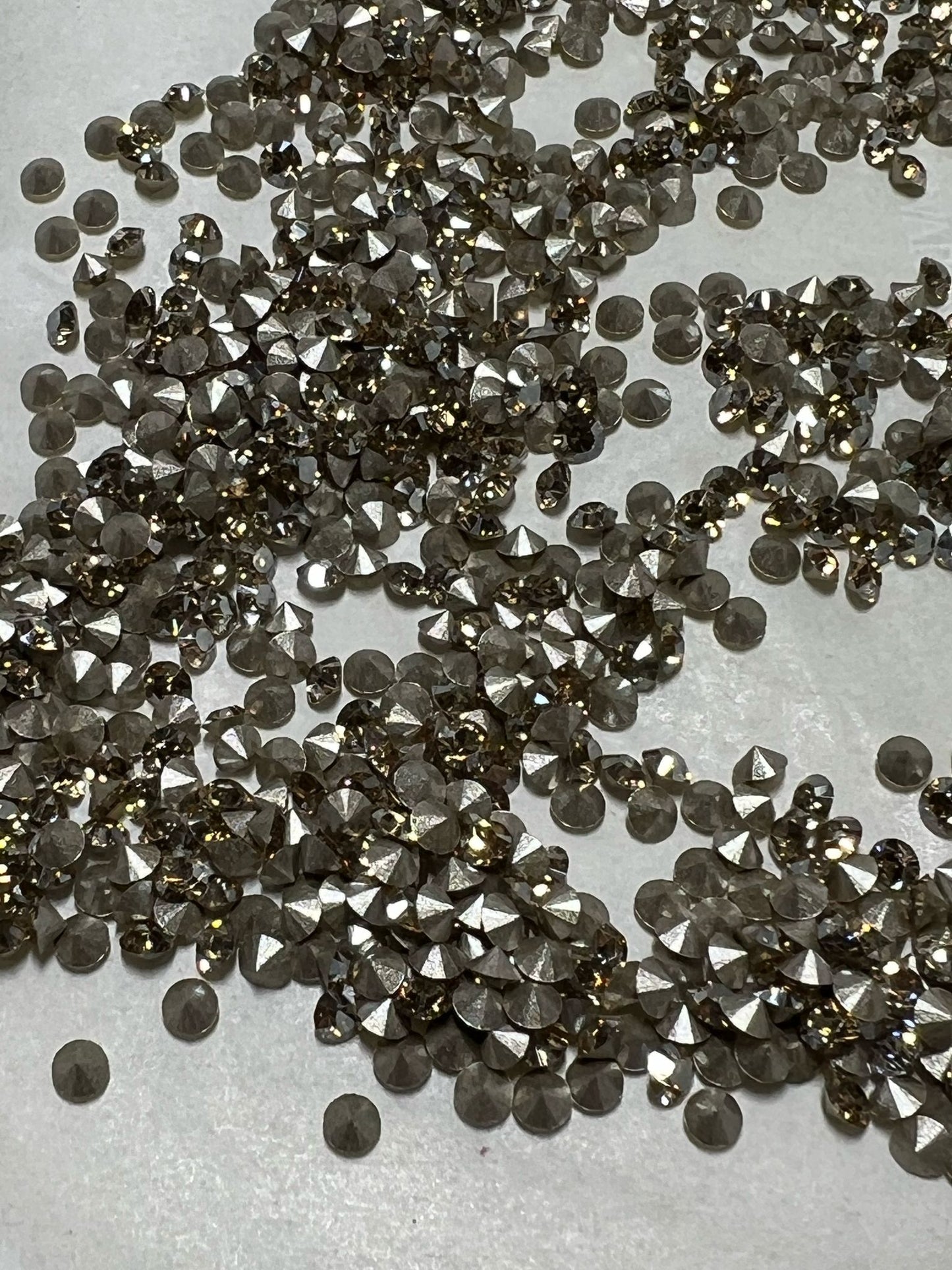 Swarovski® Chaton Golden Shadow PP18