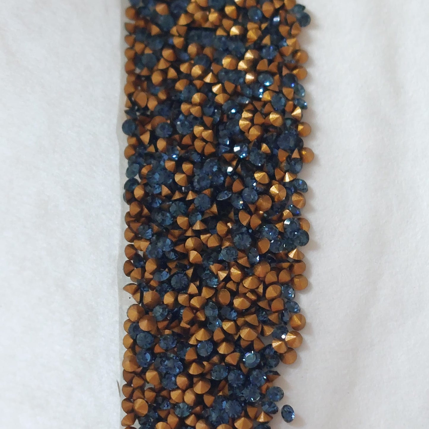 Swarovski® Chaton Vintage Montana Gold Foiled PP9