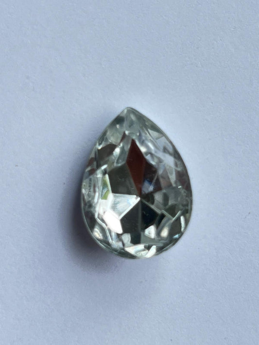 1037 Vintage Kunststoff Tropfen Crystal Cut 16mm