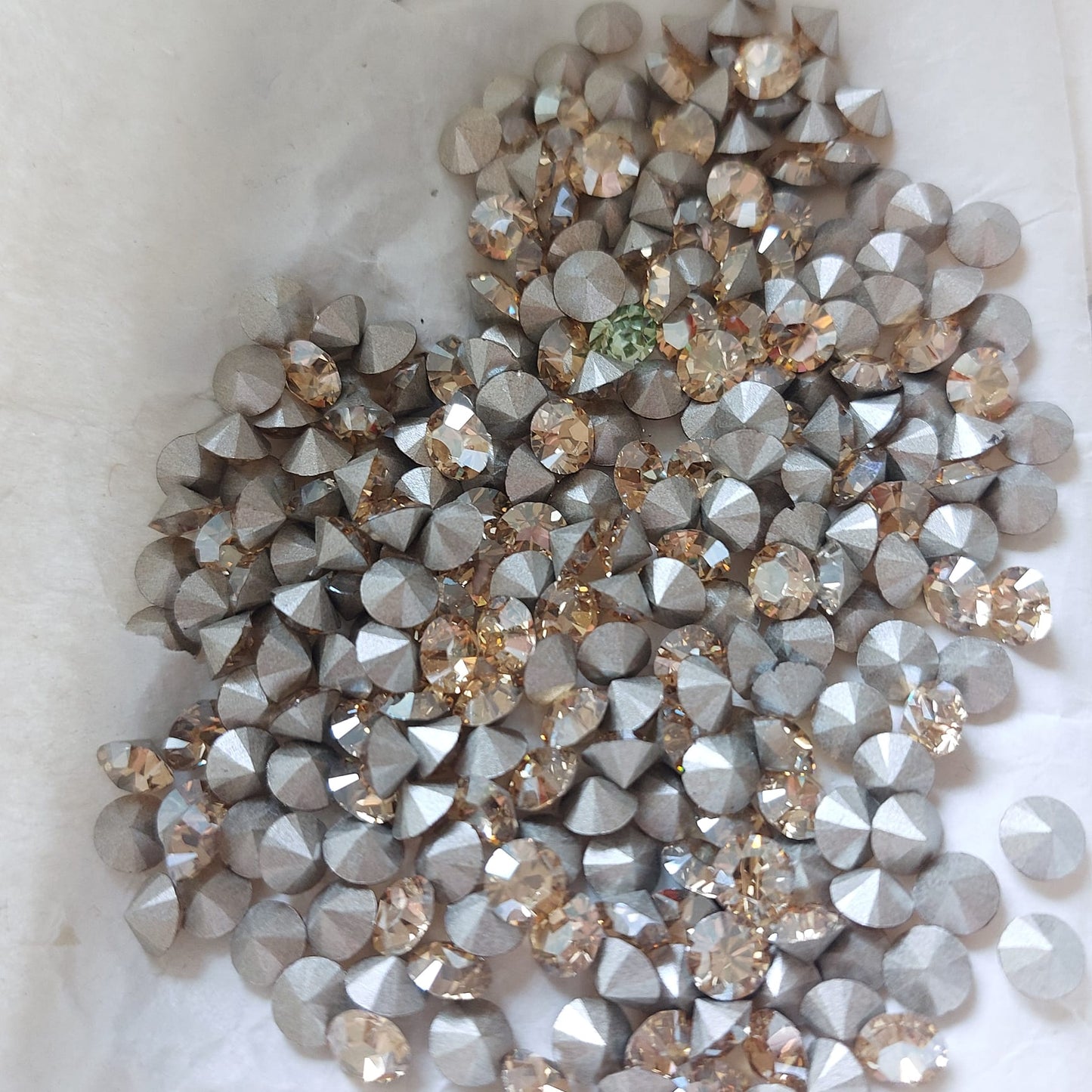 Swarovski® Chaton Golden Shadow SS24