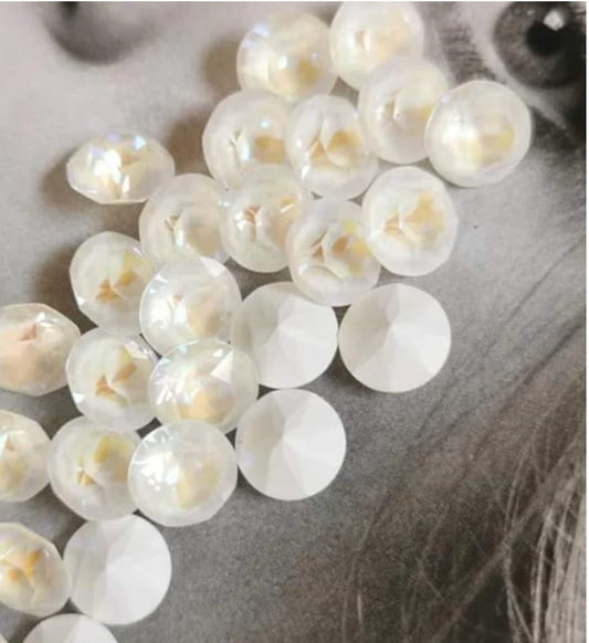 Swarovski® Chaton Light Grey DeLite SS39