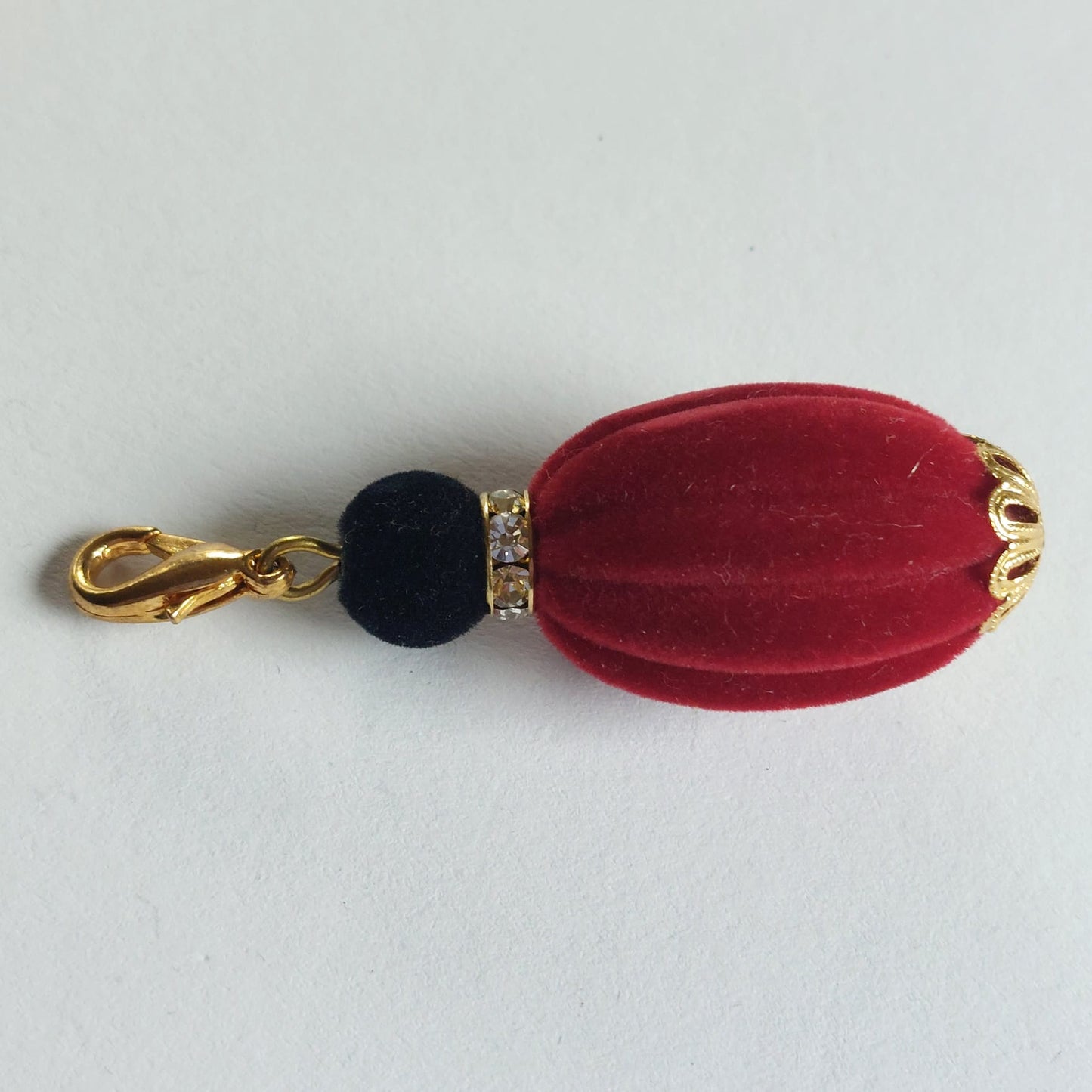 Samt Accessoire-Anhänger mit Swarovski Kristallen 65mm