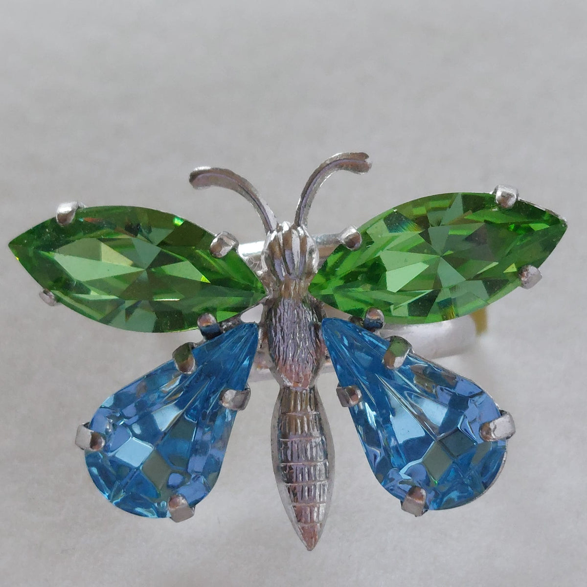 9819 Vintage Ring made with Swarovski Kristallen 30x20mm
