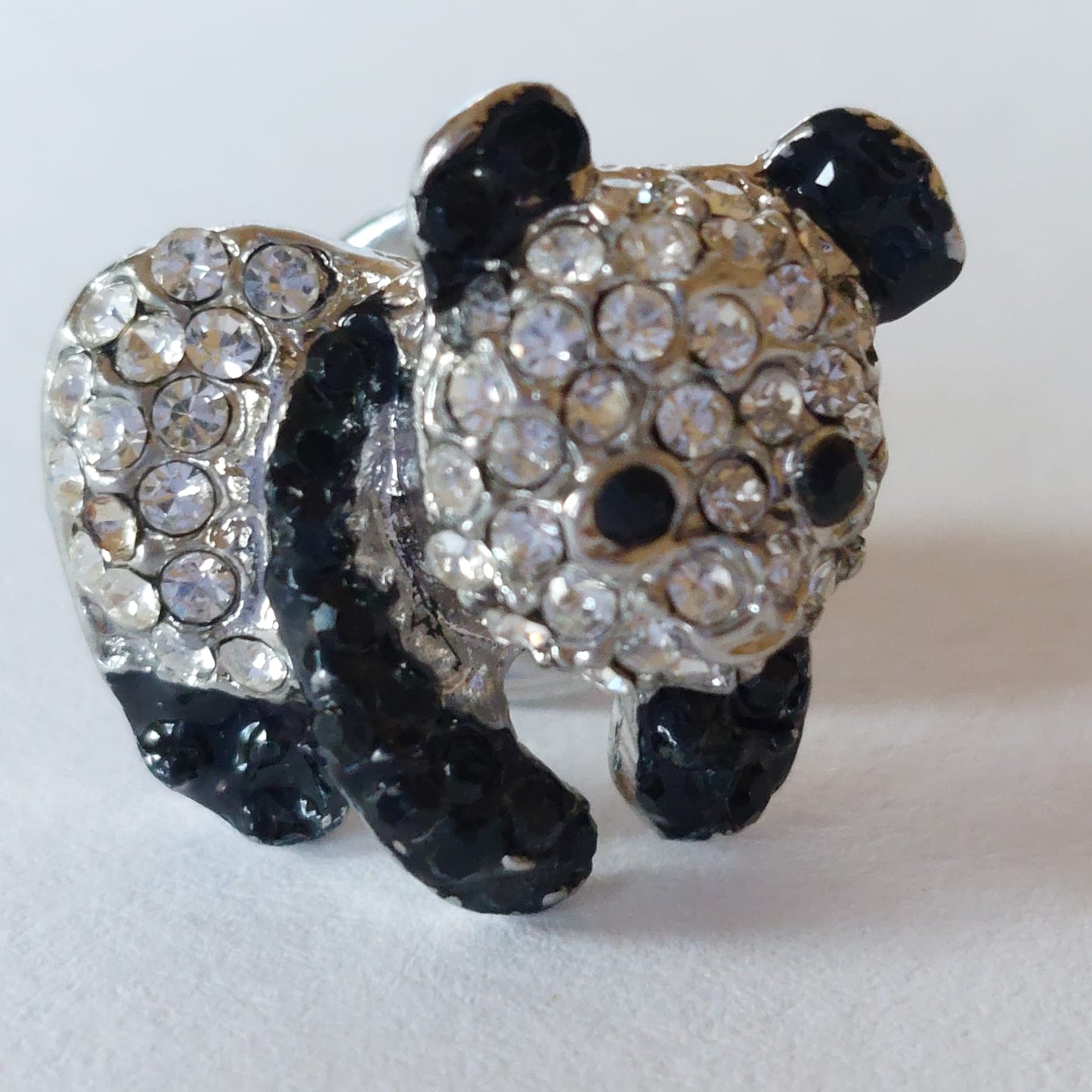8956 Vintage Panda Brosche made with Swarovski Kristallen