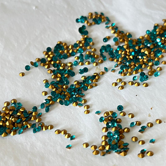 Swarovski® Chaton Vintage Blue Zircon Gold Foiled PP15