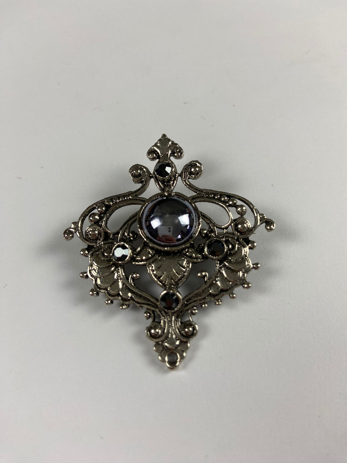 8153 Vintage Brosche mit Swarovski Perlen 46,7x52,5mm