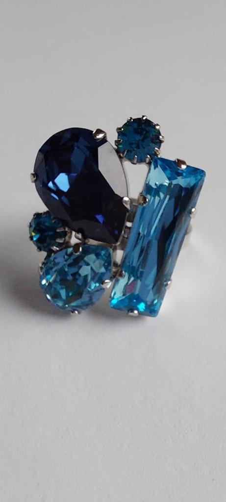9997 Vintage Ring made with Swarovski Kristallen 30x25mm