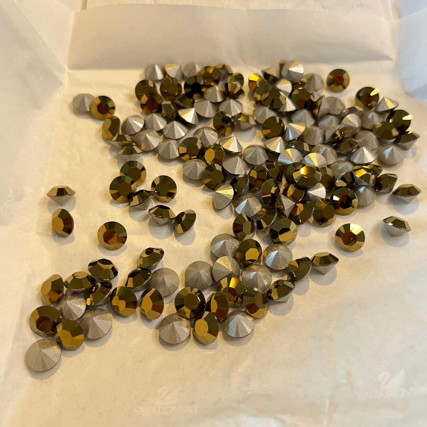Swarovski® Chaton Dorado SS39