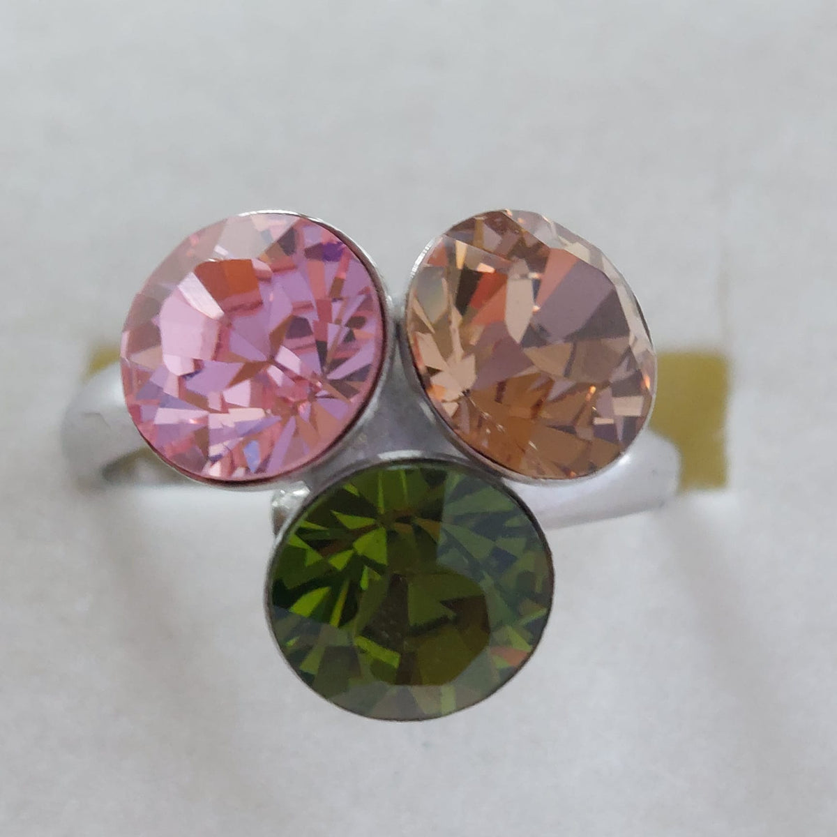 9833 Vintage Ring made with Swarovski Kristallen 15mm