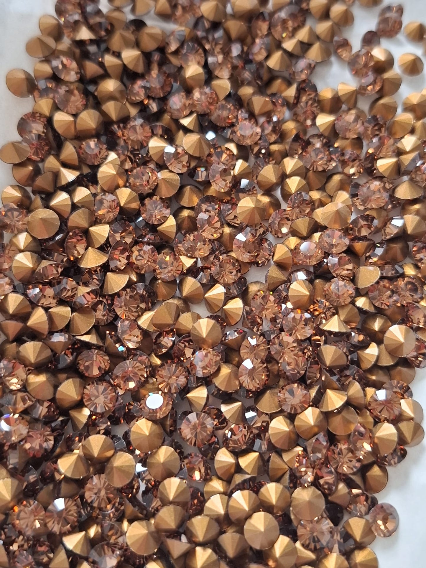 Swarovski® Chaton Vintage Light Smoked Topaz Gold Foiled SS24