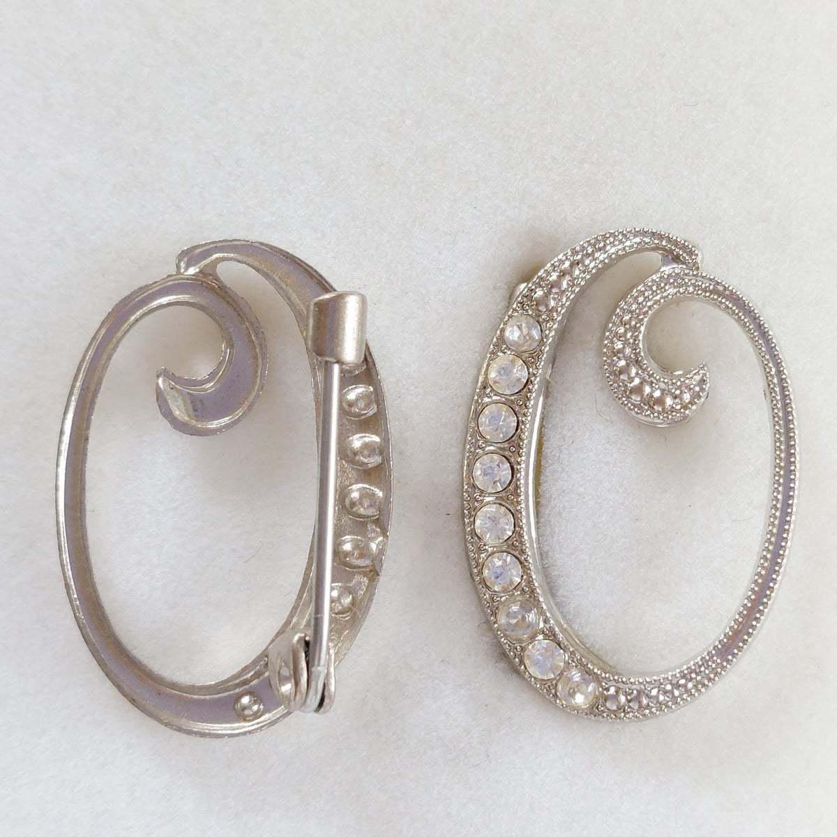 8040 Vintage-Buchstabe "O" Brosche mit Swarovski-Kristallen 25x15mm